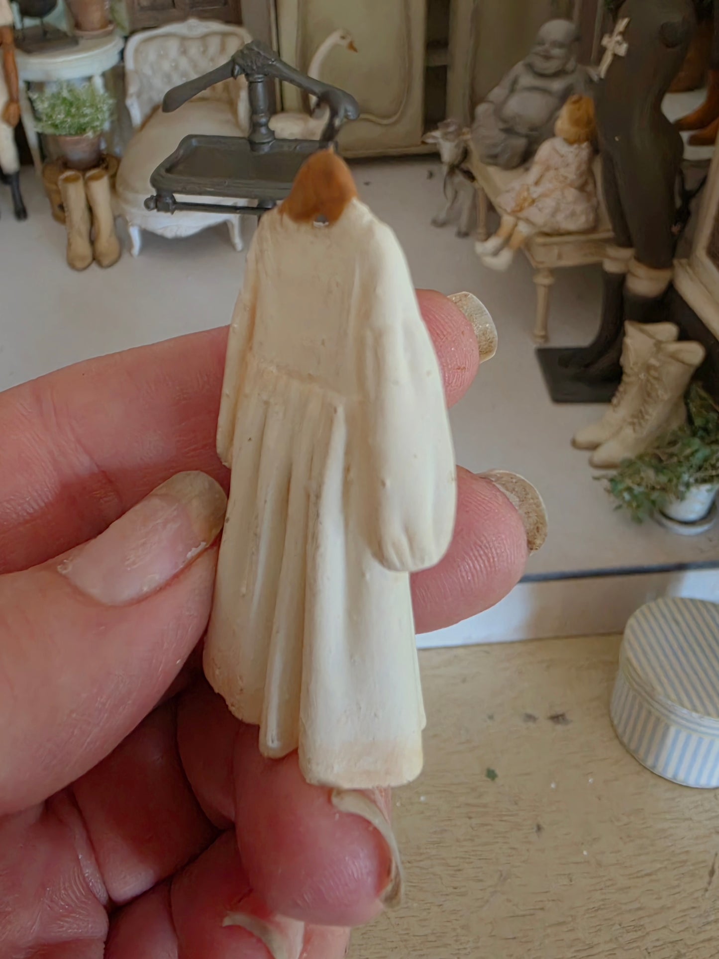 Miniatuur Victoriaans Jurkje op Hanger – Romantische Brocante Elegantie