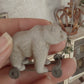 Miniatuur Oude Speelgoedbeer op Wielen – Handgemaakt in Brocante Stijl 1:12