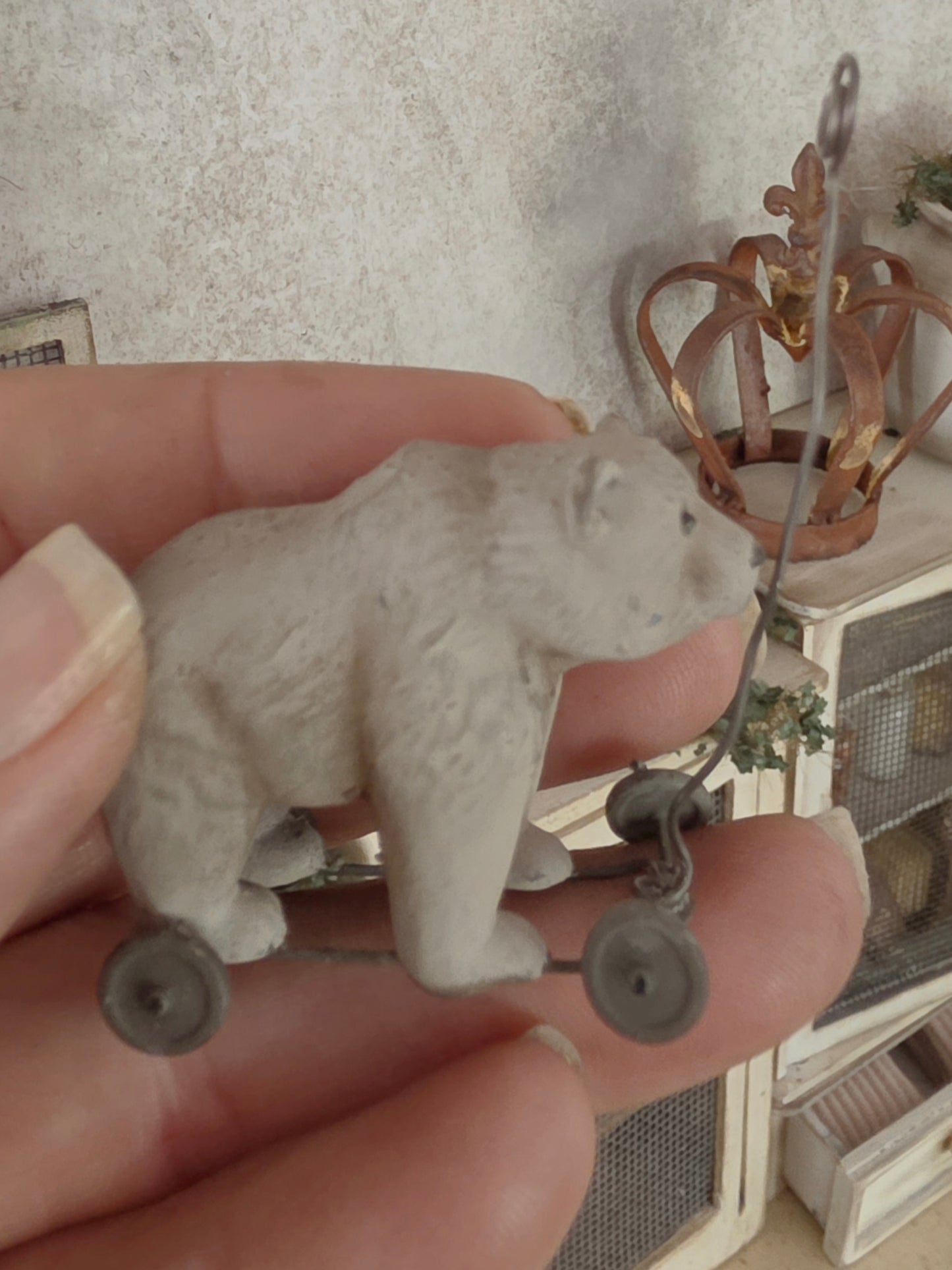 Miniatuur Oude Speelgoedbeer op Wielen – Handgemaakt in Brocante Stijl 1:12