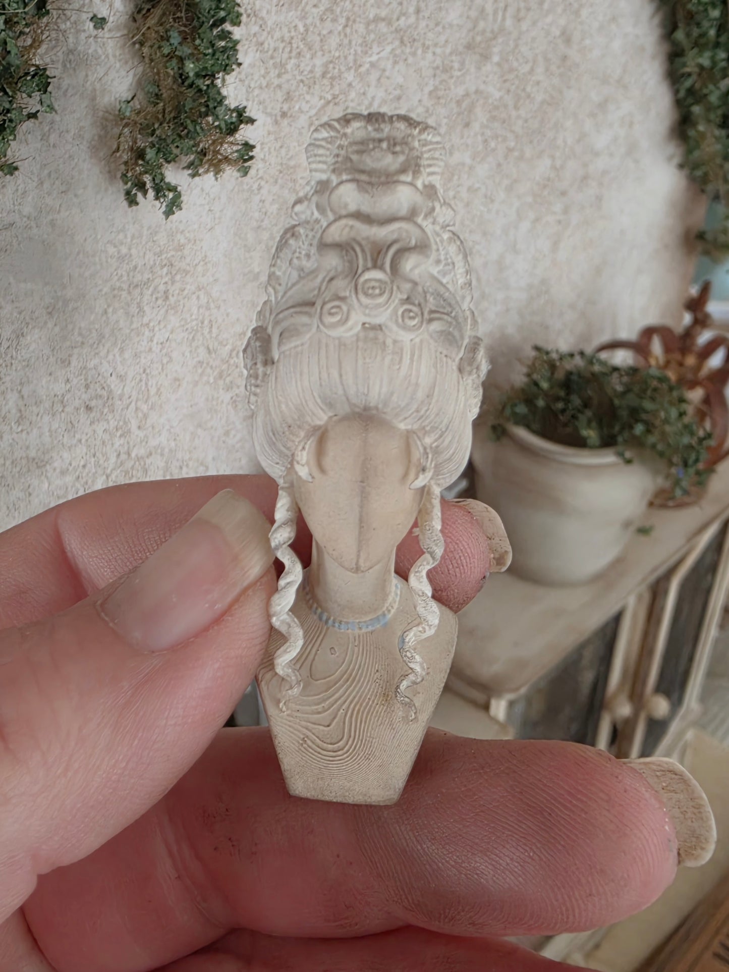Miniatuur Brocante Hoedenhoofd met Marie Antoinette Pruik 1:12 | Handgemaakt & Handbeschilderd | Resin Paspop | Franse Brocante Poppenhuis Decoratie