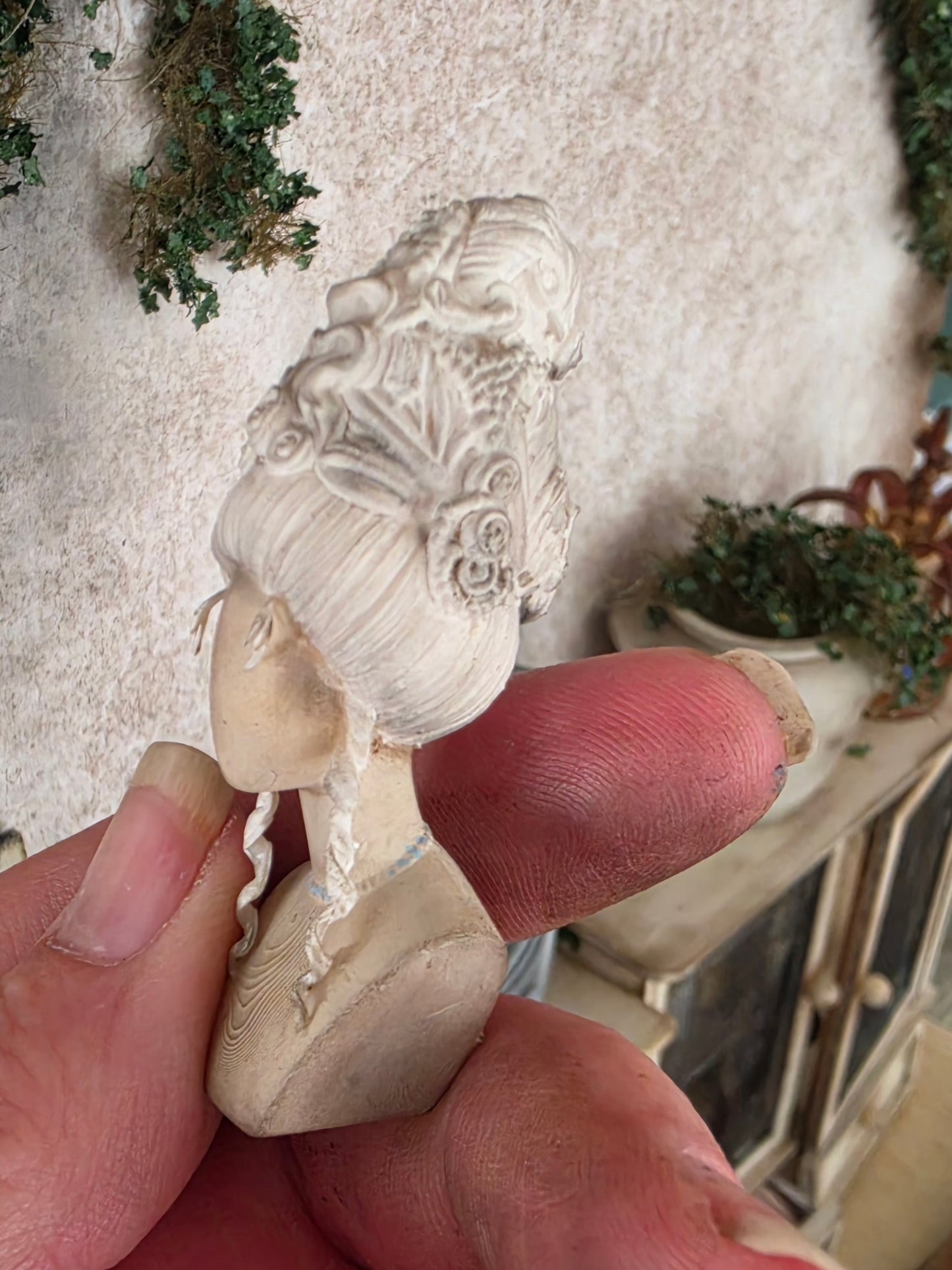 Miniatuur Brocante Hoedenhoofd met Marie Antoinette Pruik 1:12 | Handgemaakt & Handbeschilderd | Resin Paspop | Franse Brocante Poppenhuis Decoratie