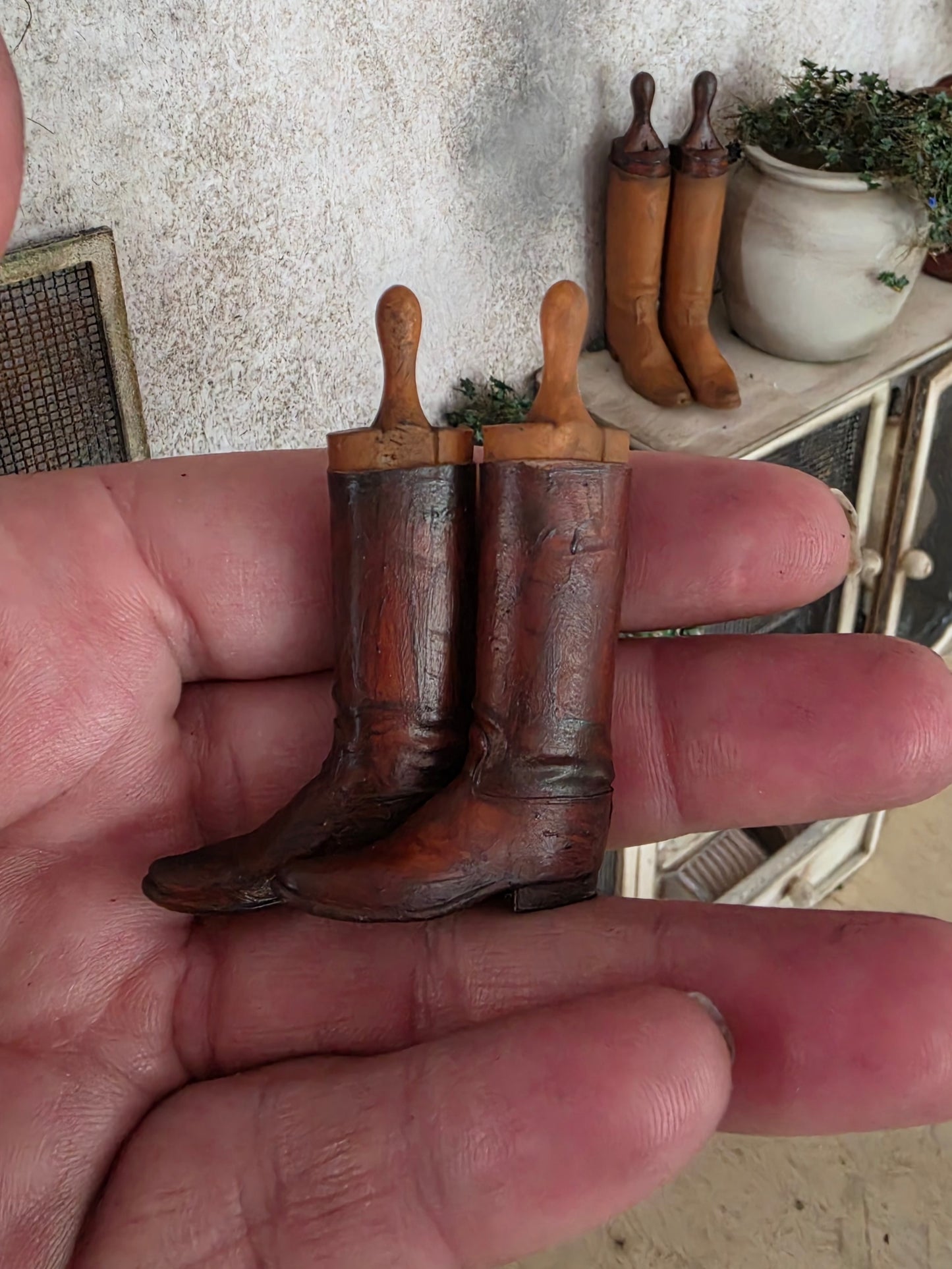 Miniatuur Vintage Paardrijlaarzen – Handgemaakt in Brocante Stijl 1:12
