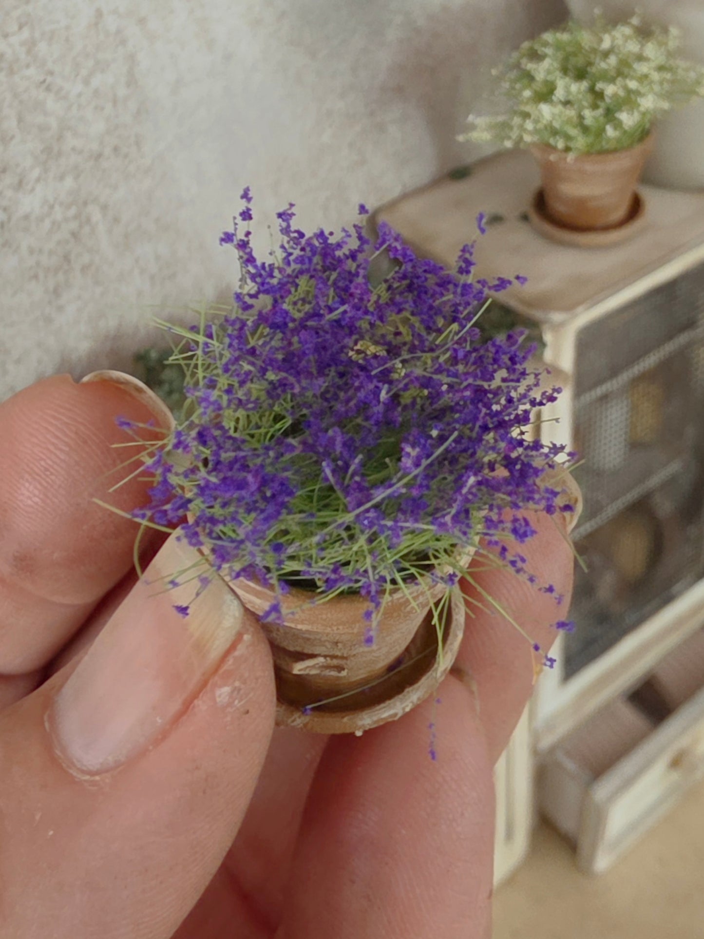Miniatuur Lavendelplantje in Verweerd Terracotta Potje – Handgemaakt in Brocante Stijl 1:12