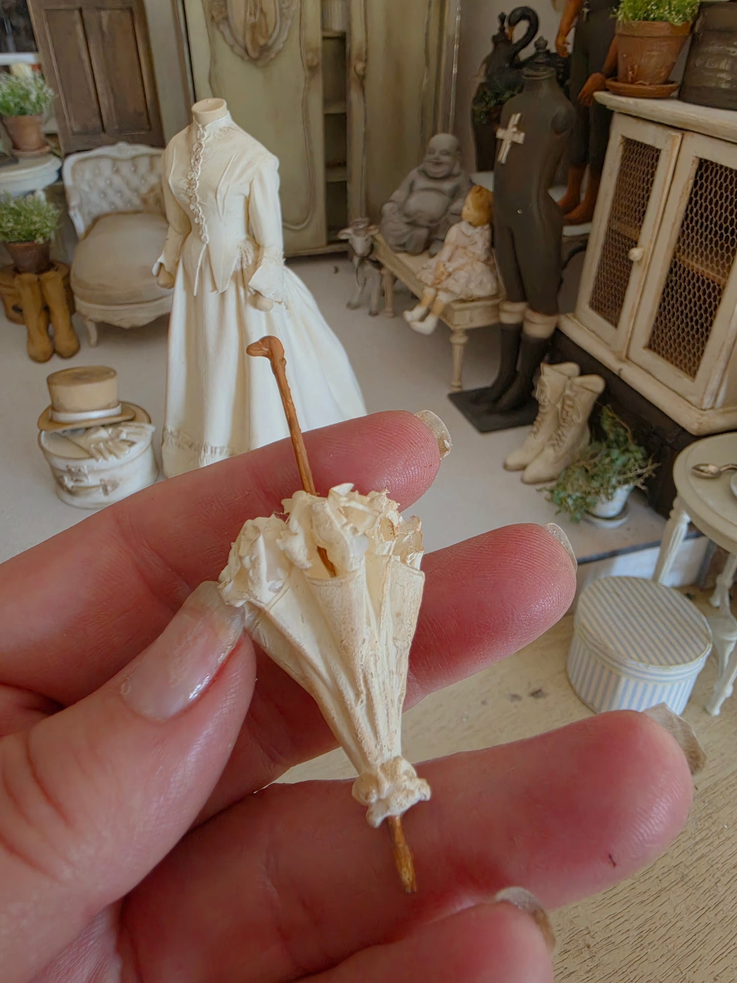 Victoriaans miniatuur parasolletje – handbeschilderd brocante detail