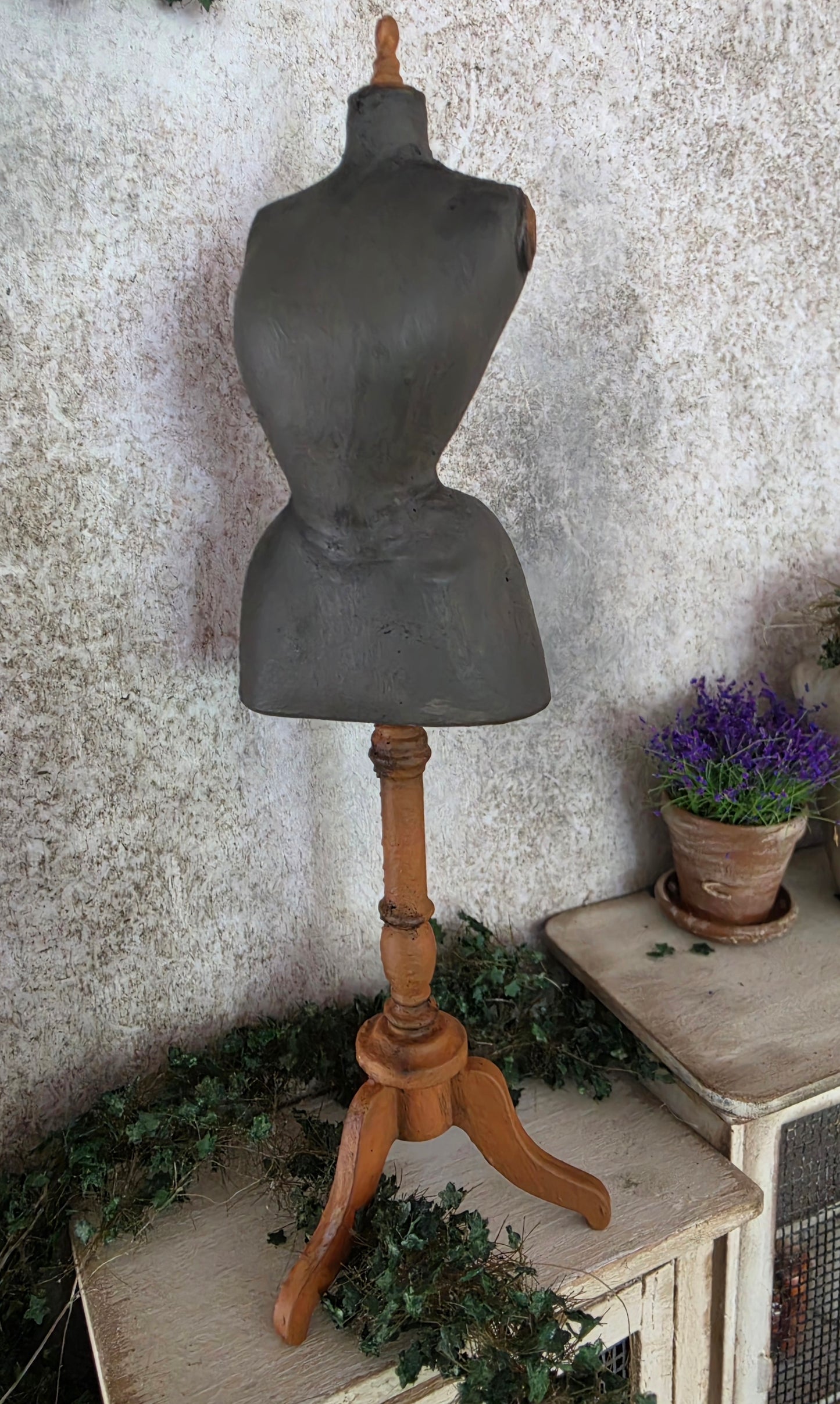 Miniatuur Duivenborst Paspop op Driepoot – Handgemaakt in Brocante Stijl 1:12