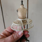 Miniatuur paspopje met crinoline