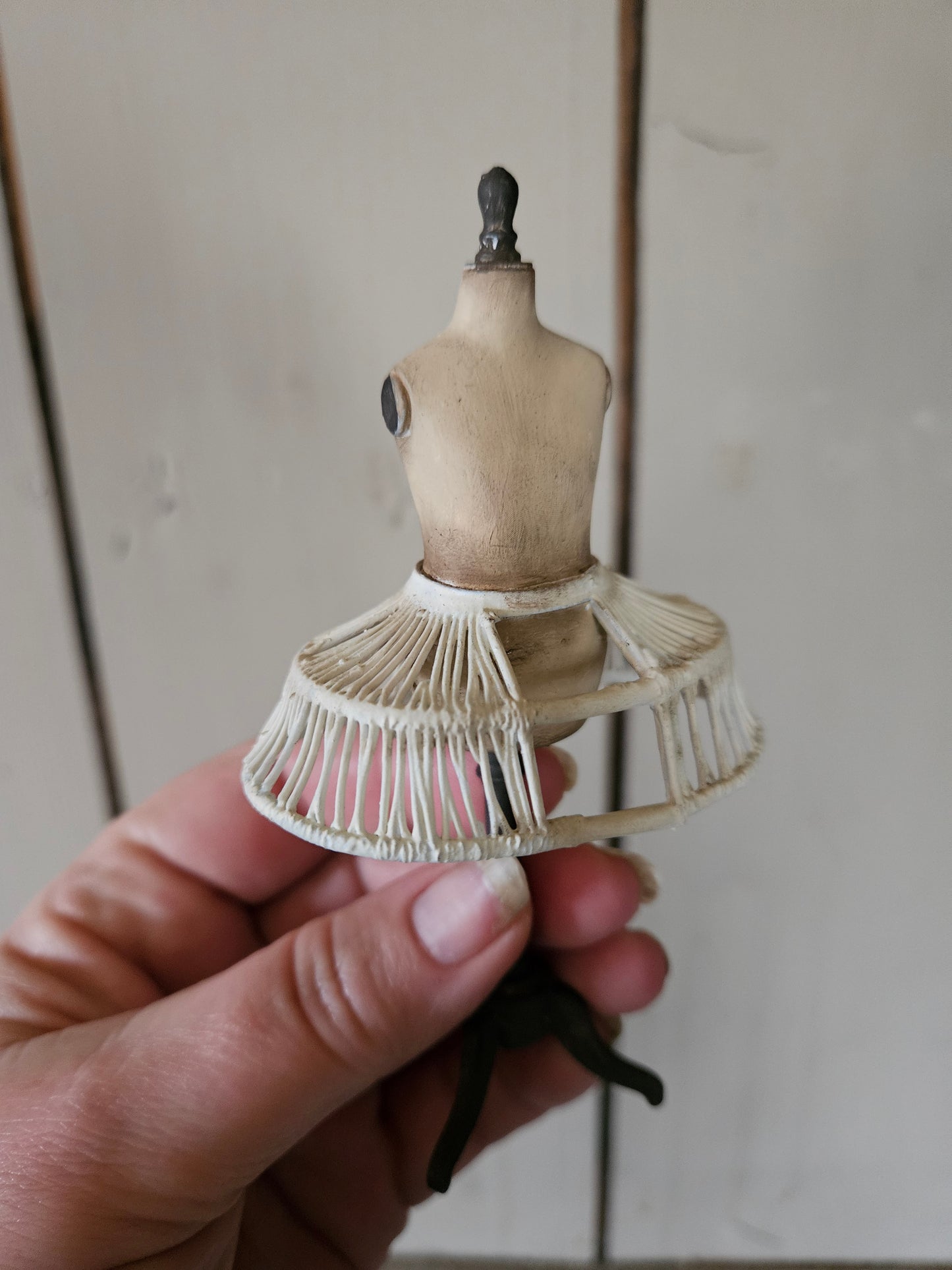 Miniatuur paspopje met crinoline