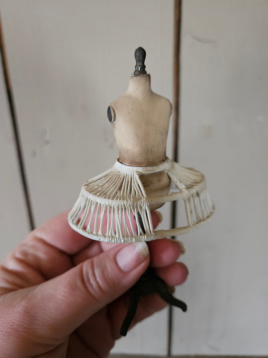 Miniatuur paspopje met crinoline