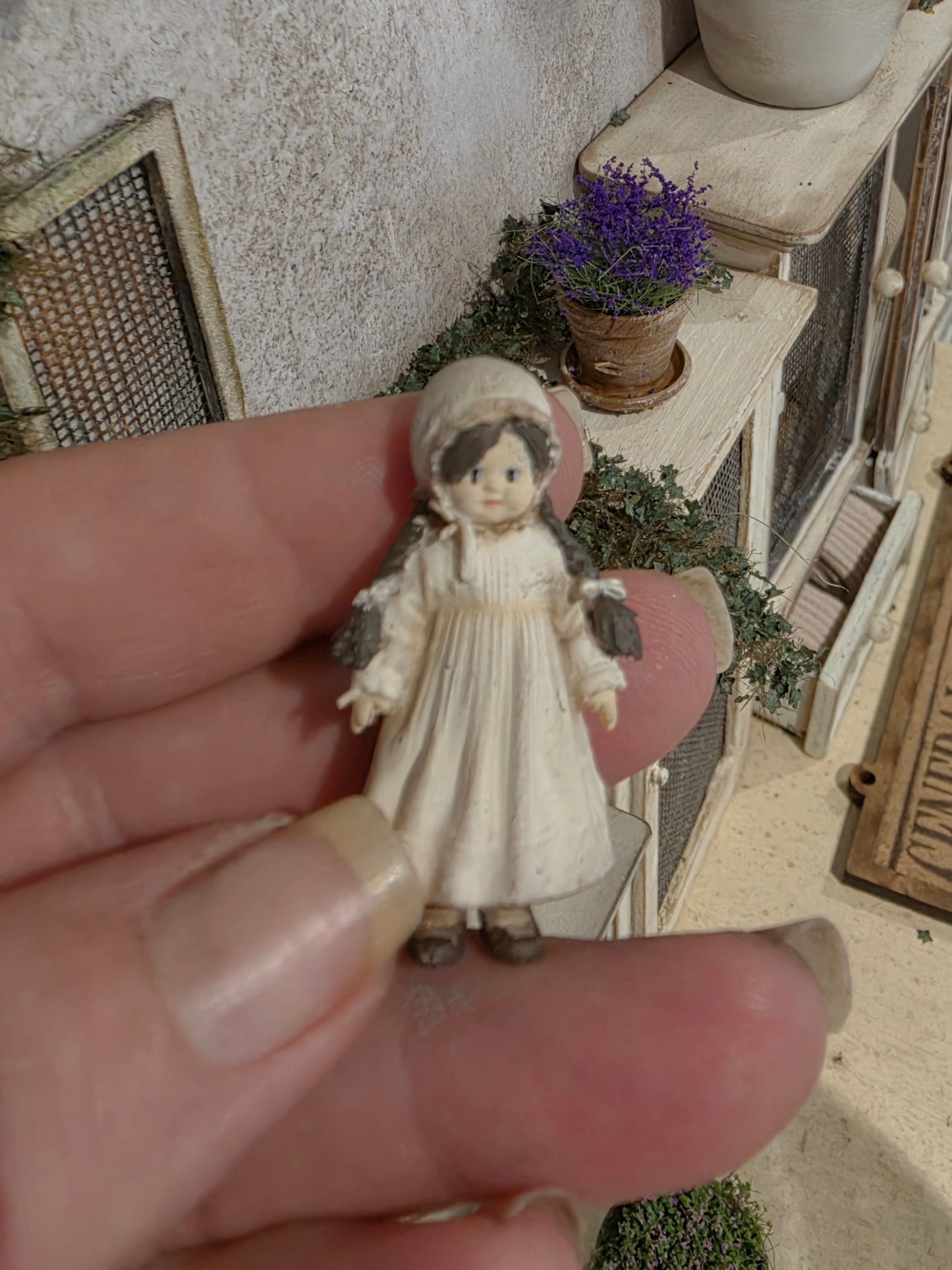 Miniatuur Popje in Vintage Stijl 1:12 | Geïnspireerd op Klassieke Käthe Kruse Poppen | Handgemaakt & Handbeschilderd | Resin Poppenhuis Miniatuur